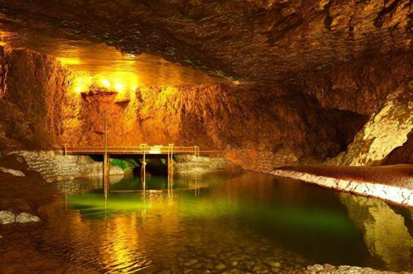 Foto di grotte vulcaniche