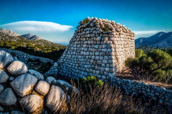 Complesso nuragico Riu Mulinu sulla foto del Monte Kabu Abbas